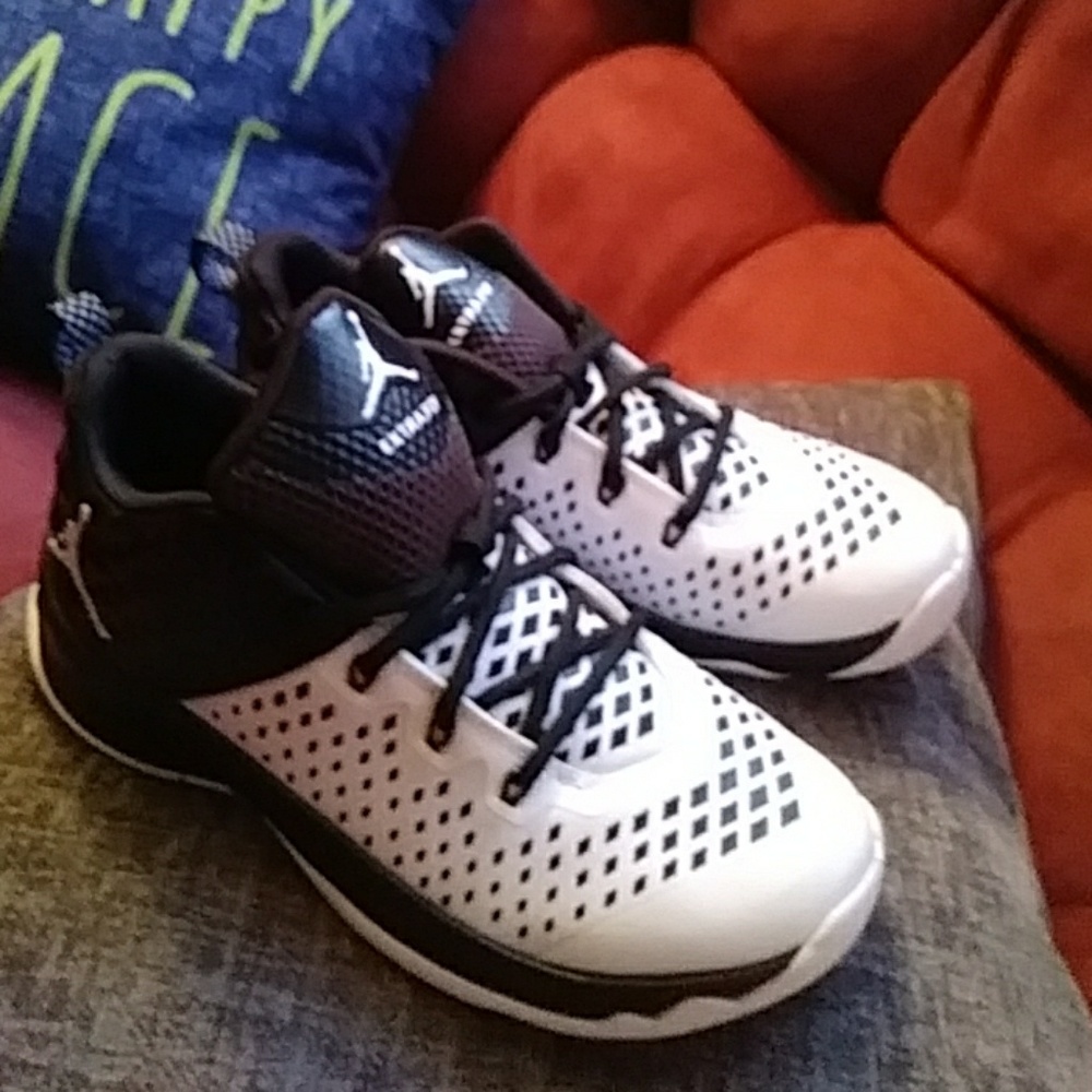 Jordans like new black & white sneakers